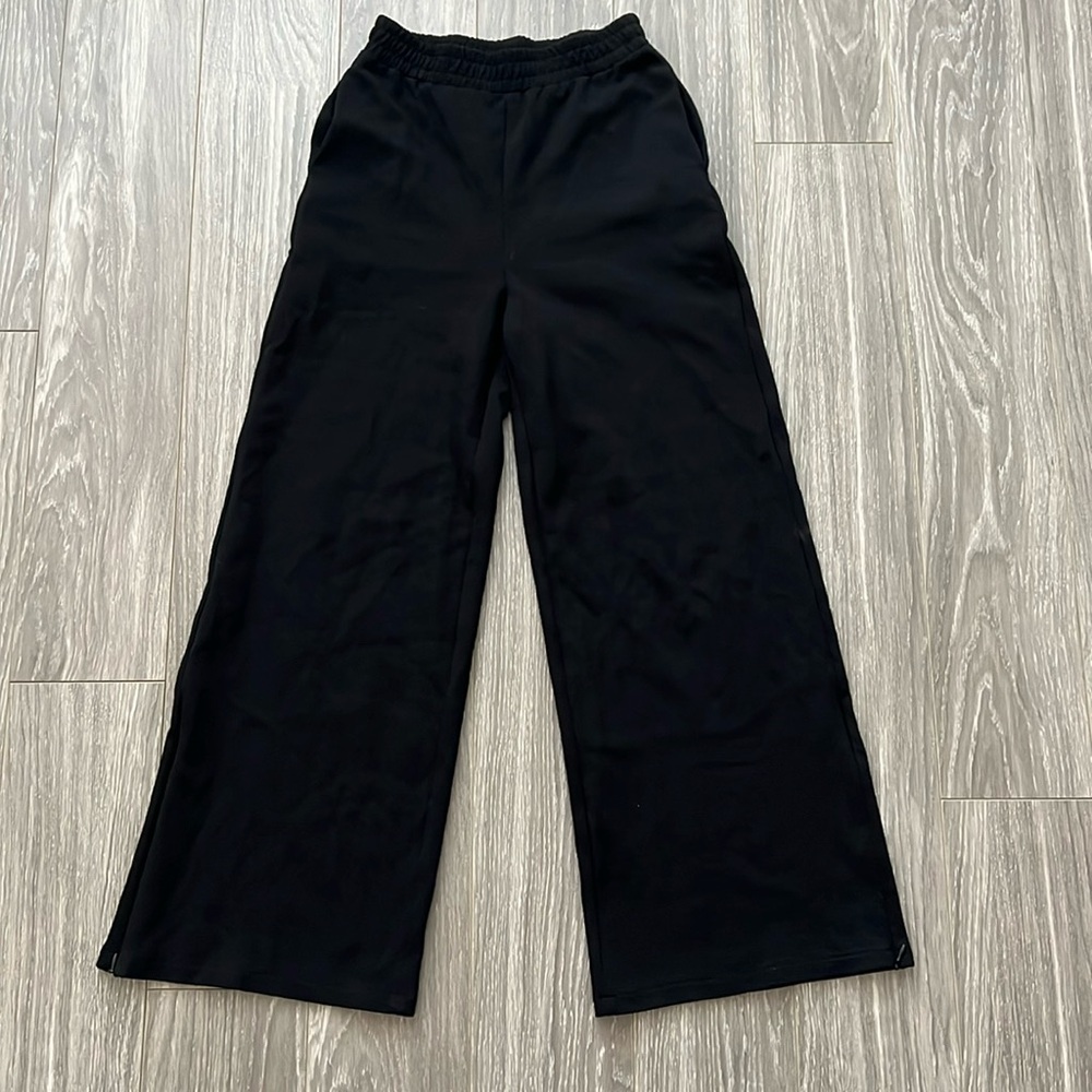 Like new Zara black wide leg sweatpants size S with pockets and zippers